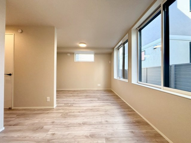杉並区宮前5丁目　新築戸建　残1棟の洋室|明るいお部屋はそれだけで気分が晴れやかになりますね！

現地ご見学希望・資料請求などお気軽にお問い合わせ下さい！
03-5990-5201