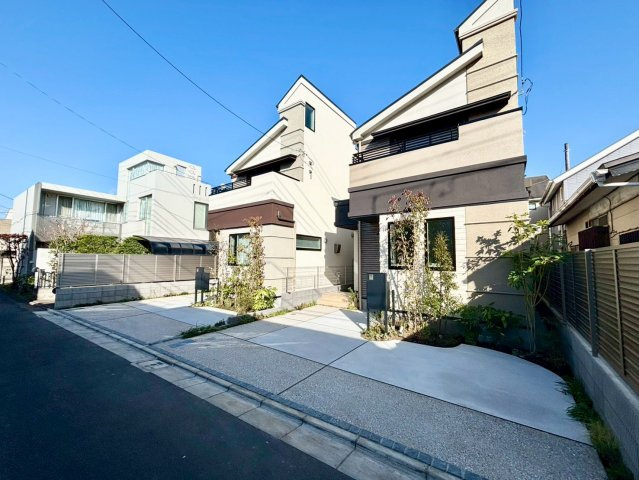杉並区宮前5丁目　新築戸建　残1棟の外観|カースペースもしっかり確保。車での移動が欠かせないファミリーにも嬉しいプランです。

現地ご見学希望・資料請求などお気軽にお問い合わせ下さい！
03-5990-5201