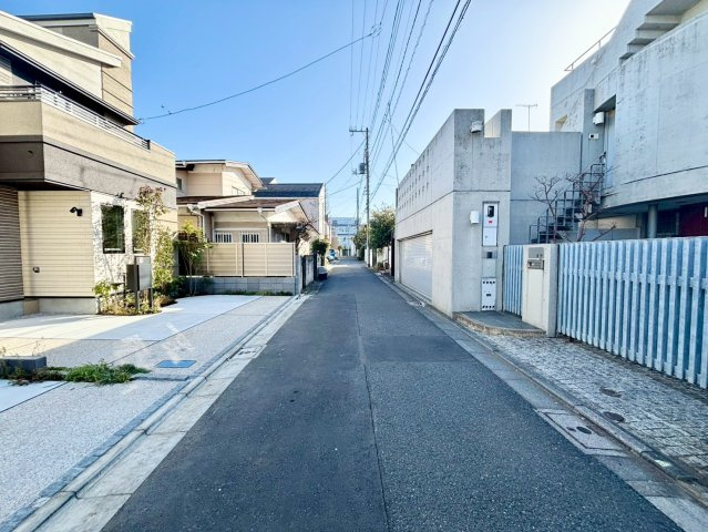 杉並区宮前5丁目　新築戸建　残1棟の前面道路含む現地写真|第一種低層住居専用地域のため、高い建物がなく圧迫感がありません。

現地ご見学希望・資料請求などお気軽にお問い合わせ下さい！
03-5990-5201