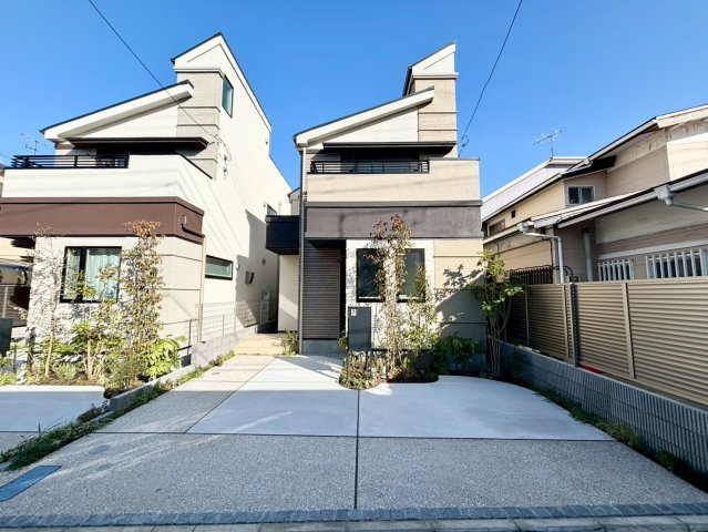 杉並区宮前5丁目　新築戸建　全2棟の外観|重厚感に溢れた、気品ある邸宅です。

現地ご見学希望・資料請求などお気軽にお問い合わせ下さい！
03-5990-5201
