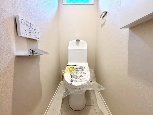 杉並区宮前5丁目　新築戸建　残1棟のトイレ|ウォシュレット付きのトイレはいつも快適！

現地ご見学希望・資料請求などお気軽にお問い合わせ下さい！
03-5990-5201