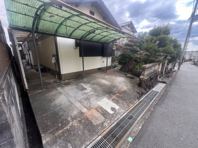 三木市志染町東自由が丘2丁目既存戸建の駐車場