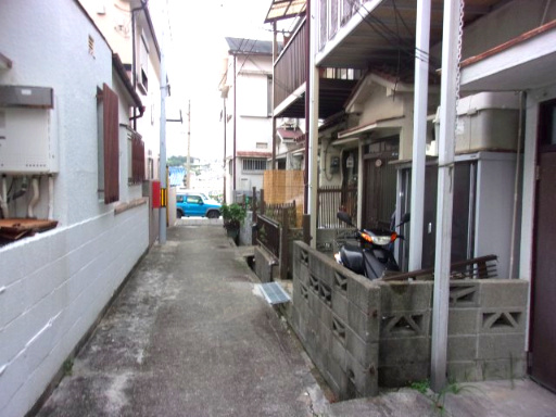 泉が丘５丁目中古収益テラスハウスの前面道路含む現地写真