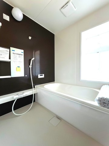 【中古戸建】本庄市児玉町児玉の浴室|■浴室｜足を伸ばしてゆったりと入浴ができる1坪タイプのバスルームです♪備え付けの棚には家族一人一人のシャンプーを分けて置くことができます♪バスルームをいつもすっきりと使えますね♪