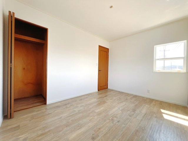 【中古戸建】本庄市児玉町児玉の洋室|■2階洋室｜ナチュラルカラーの床です。模様替えなどとても楽しく工夫できます♪陽当たり、風通しもとても良いので毎日快適な生活スタートです！子供部屋にも良いですね♪