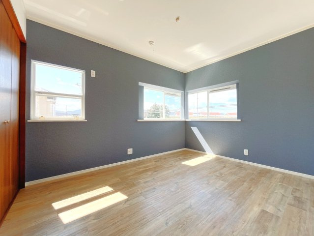 【中古戸建】本庄市児玉町児玉の洋室|■2階洋室｜2階洋室には大きな窓をご用意しています。日中はあたたかな日差し差し込み自分時間も充実できますね＾＾