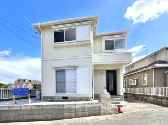【中古戸建】本庄市児玉町児玉の外観|■外観｜窓の配置や、爽やかな白がベースの外観が清潔感をもたらします。緑の植栽も映えますね。