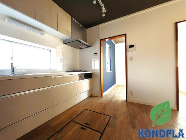 【中古戸建】本庄市児玉町児玉のキッチン|■キッチン｜ワークトップの幅が広く、お子様といっしょにお料理をつくったり、ちょっとしたパーティーも楽しめます。フラットなのでお掃除がしやすいのもポイントです♪