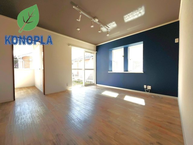 【中古戸建】本庄市児玉町児玉の居間・リビング|■リビング｜落ち着きのある表情を見せるリビングダイニング。太陽の光がたっぷり差し込むリビングは、自然とご家族が集まる居心地の良い空間です。
