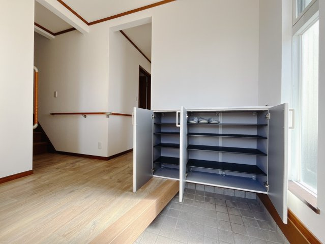 【中古戸建】本庄市児玉町児玉の玄関|玄関｜毎日の「いってらっしゃい」や「お帰りなさい」を大切なご家族と過ごす玄関は〈使いやすさ〉を追求しております。玄関横の物入は急な来客時でもさっとお片付けできるスペースを確保しています。