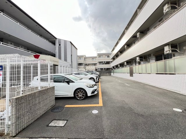 メゾンブランの駐車場