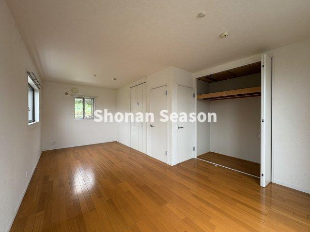 【現地画像あり】秦野市曽屋　中古戸建　46.59坪の洋室|全居室収納を完備し、お部屋ごと荷物がしっかり片付きます。