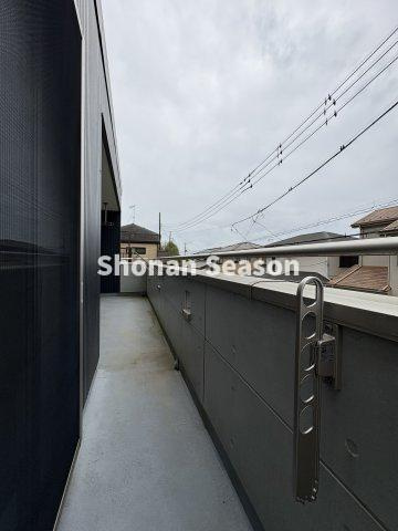 【現地画像あり】秦野市曽屋　中古戸建　46.59坪のバルコニー|洗濯物やお布団もゆったり干せるあるバルコニーです◎