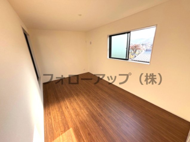 リーブルガーデン福知山市長田7期の洋室|明るい洋室です