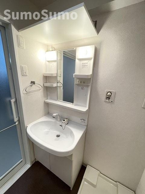 グリーンテラス尼崎の独立洗面台|朝の支度にも助かる、独立の洗髪洗面化粧台