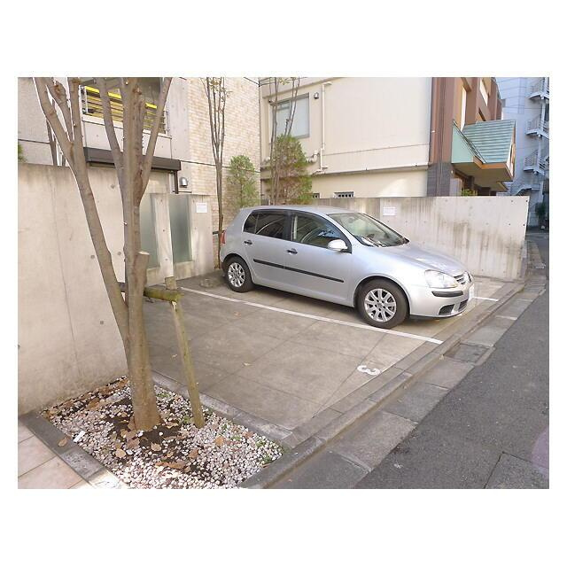 セゾン・デ・ブランシェ青葉台の駐車場