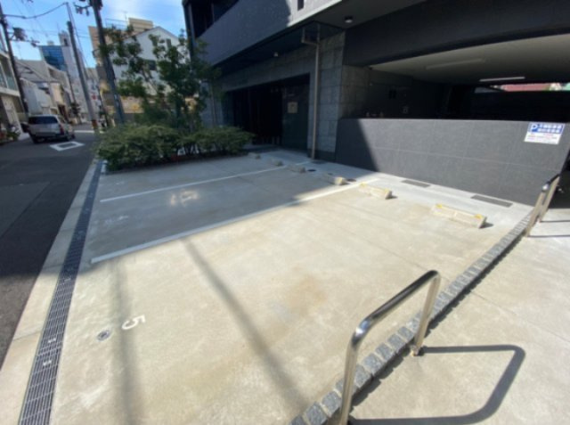 レオンコンフォート阿波座西の駐車場