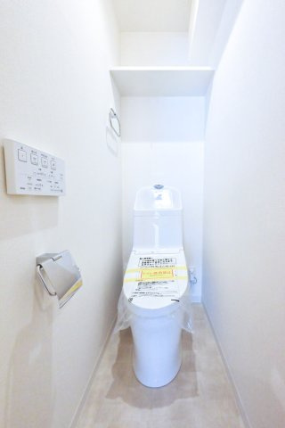 トーカンマンション王子のトイレ|トーカンマンション王子：ウォシュレット機能付き節水型トイレの上には棚が付いております♪