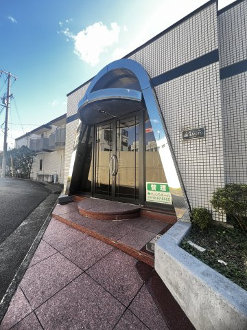 ラ・フェ・ブランシュ岡本のエントランス