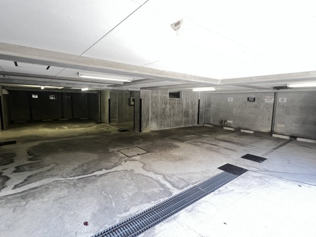 ラ・フェ・ブランシュ岡本の駐車場