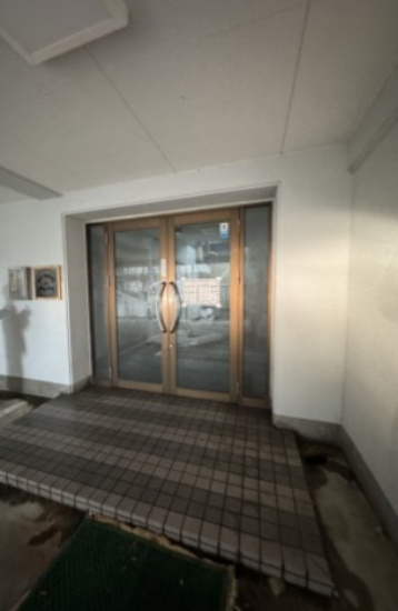 ヒルバレー妙法寺駅前のエントランス