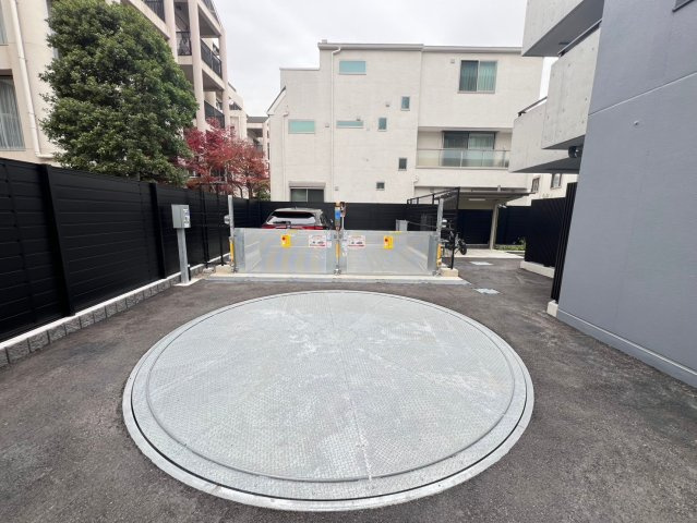コンフォリア上目黒の駐車場