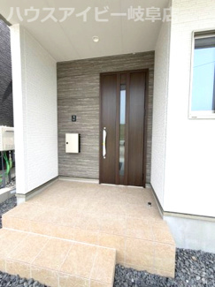 【玄関】 | 羽島市福寿町新築建売全4棟！お車並列3台可能！福寿小学校まで徒歩9分です♪耐震等級3・長期優良住宅 | 羽島市福寿町新築建売全4棟！お車並列3台可能！福寿小学校まで徒歩9分です♪耐震等級3・住宅性能評価書取得