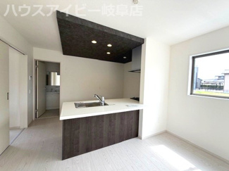 【居間・リビング】 | 羽島市福寿町新築建売全4棟！お車並列3台可能！福寿小学校まで徒歩9分です♪耐震等級3・長期優良住宅 | 羽島市福寿町新築建売全4棟！お車並列3台可能！福寿小学校まで徒歩9分です♪耐震等級3・住宅性能評価書取得