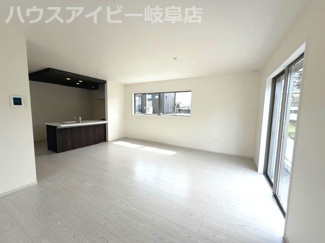 【居間・リビング】 | 羽島市福寿町新築建売全4棟！お車並列3台可能！福寿小学校まで徒歩9分です♪耐震等級3・長期優良住宅 | 羽島市福寿町新築建売全4棟！お車並列3台可能！福寿小学校まで徒歩9分です♪耐震等級3・住宅性能評価書取得