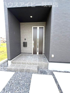 【玄関】 | 羽島市福寿町新築建売全4棟！お車並列3台可能！福寿小学校まで徒歩9分です♪耐震等級3・長期優良住宅 | 羽島市福寿町新築建売全4棟！お車並列3台可能！福寿小学校まで徒歩9分です♪耐震等級3・住宅性能評価書取得
