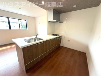 【キッチン】 | 羽島市福寿町新築建売全4棟！お車並列3台可能！福寿小学校まで徒歩9分です♪耐震等級3・長期優良住宅 | 羽島市福寿町新築建売全4棟！お車並列3台可能！福寿小学校まで徒歩9分です♪耐震等級3・住宅性能評価書取得