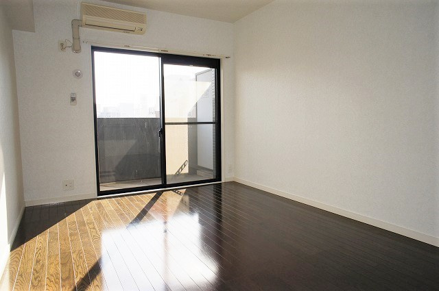 エンクレスト天神の居間・リビング|こちらのリビングで趣味の時間をお楽しみください