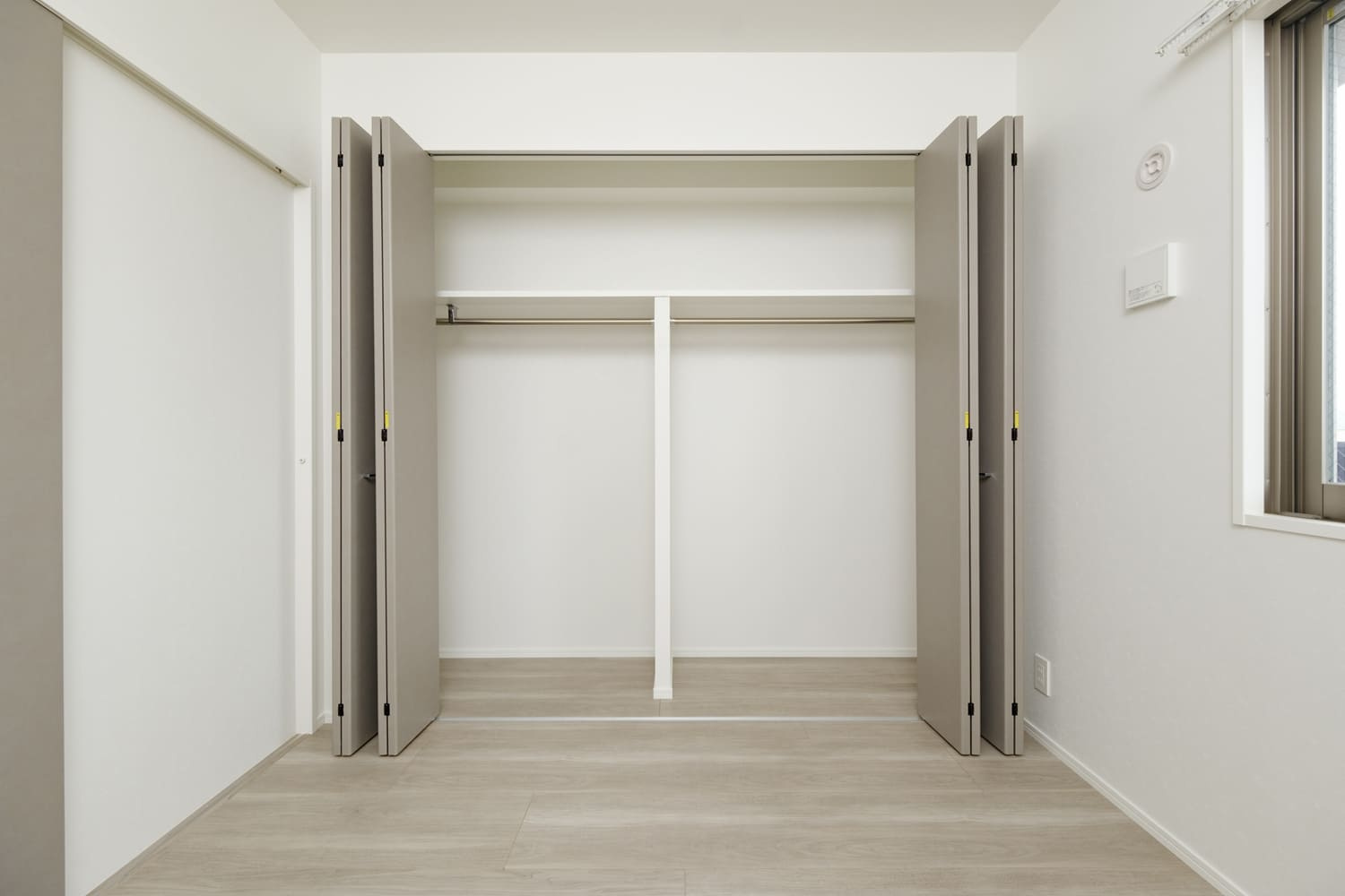 エンクレスト博多PARKSIDEの玄関|収納もある玄関です