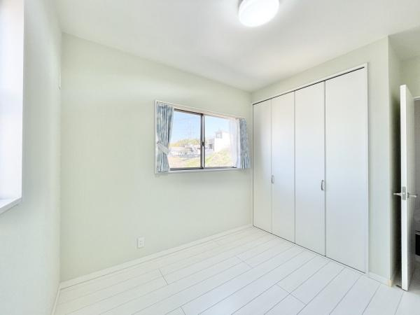 【洋室】 | 全居室には収納を完備！普段使いのお洋服や小物はもちろん、季節物のお洋服などもしっかりと整理整頓おしまい頂けます。居室空間をより広く隅々までお使いいただけますね♪