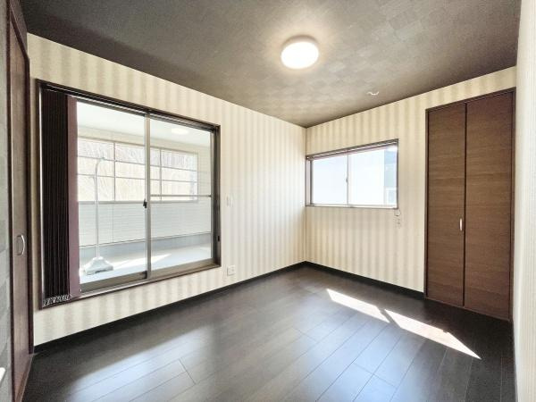 【洋室】 | 光が沢山取り込める大きな窓。2面採光なので、日差しを長時間受ける事が出来る暖かいお部屋です。