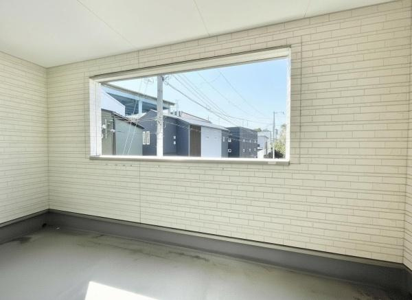 【バルコニー】 | 物干しセットを追加すれば、一度にたくさんのお洗濯物が干せるのが魅力！
太陽の光と爽やかな風を受けたお洗濯物はあっという間に乾き、取りこむ時には太陽の匂いを感じられそうですね♪