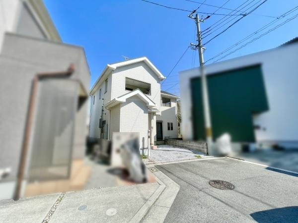 【前面道路含む現地写真】 | 前面道路は閑静な住宅地をはしる車通りの少ない道路。お車の出し入れが苦手なママや小さなお子様にも安心ですね。しっかり舗装もされているので、ベビーカーや自転車で通っても快適に通行できます。