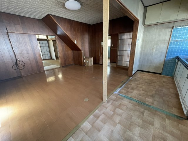 平山新町戸建の居間・リビング