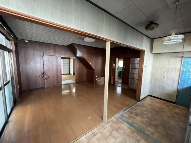 平山新町戸建の居間・リビング
