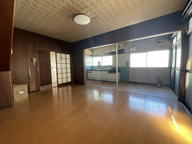 平山新町戸建の居間・リビング