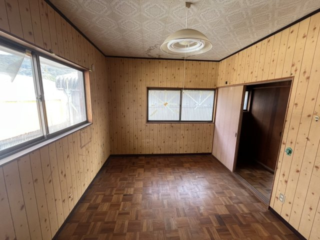 平山新町戸建の洋室
