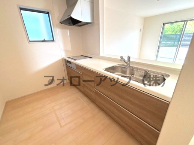 リーブルガーデン福知山市長田7期のキッチン|コンパクトなキッチンで掃除もラクラク