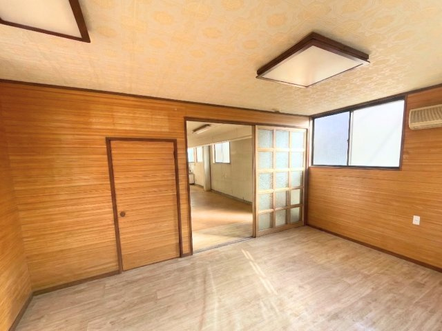 大津　事務所の洋室