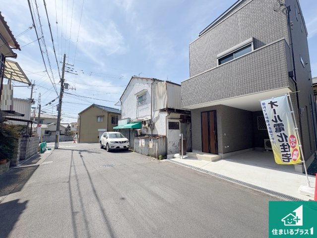 交野市倉治　未入居の前面道路含む現地写真|周辺は閑静な住宅街！前面道路広々で車の出し入れも便利です。駐車が苦手な方でも安心して車庫入れできます！