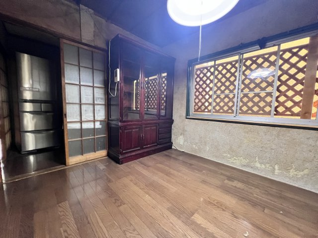 寺田尼塚の洋室|１階４．５帖のお部屋です。キッチンにつながっているのでダイニングとしてお使いいただけそうです！