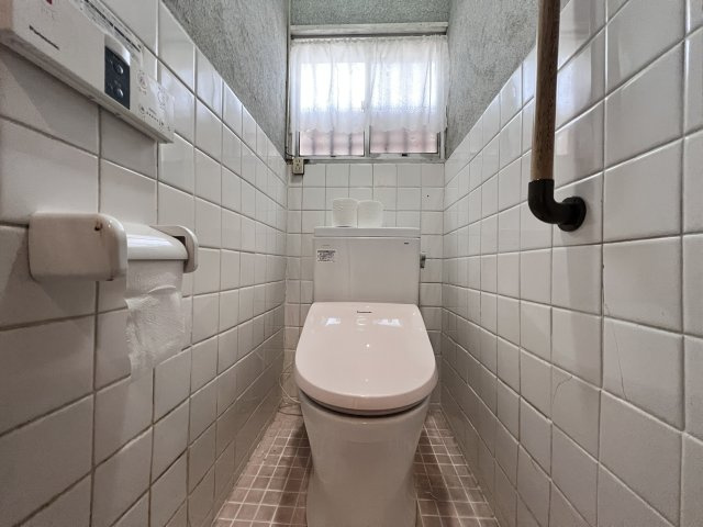 寺田尼塚のその他|洗浄機の付きトイレです。手すりもあるので、ご年配の方も安心ですね。