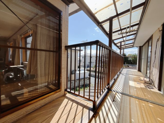 【中古戸建】本庄市寿2丁目のバルコニー|■バルコニー｜屋根付きのバルコニーでお出かけ中で雨が降っても安心です♪