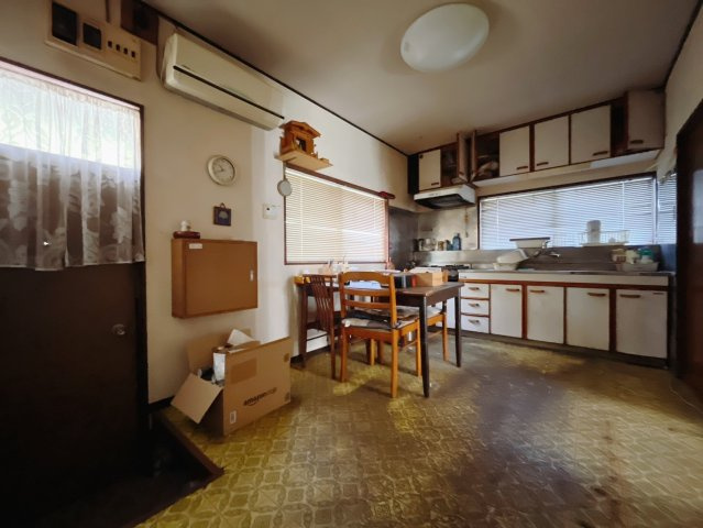 【中古戸建】本庄市寿2丁目の居間・リビング|■リビング｜家族でゆったりくつろげる、居心地の良いリビング♪賃貸と違って、テレビや音楽の音を気にしなくて良いことが嬉しいですね(*＾＾*)