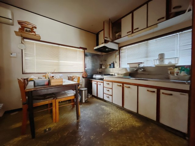 【中古戸建】本庄市寿2丁目のキッチン|■キッチン｜ワークトップの幅が広く、お子様といっしょにお料理をつくったり、ちょっとしたパーティーも楽しめます。フラットなのでお掃除がしやすいのもポイントです♪