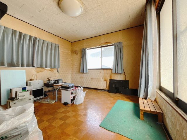 【中古戸建】本庄市寿2丁目の洋室|■洋室｜ナチュラルカラーの床です。模様替えなどとても楽しく工夫できます♪陽当たり、風通しもとても良いので毎日快適な生活スタートです！子供部屋にも良いですね♪